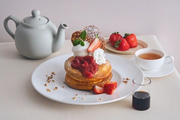 【東京都千代田区・武蔵野市・大阪府大阪市・福岡県福岡市】カフェ＆ブックス ビブリオテークと姉妹店に、新作パンケーキ登場！いちご×ルバーブ