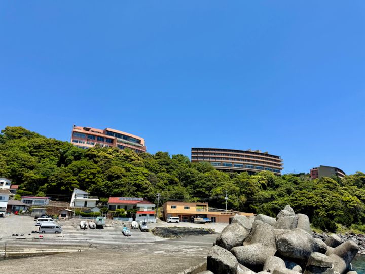 赤沢漁港から見た赤沢温泉ホテルと日帰り温泉
