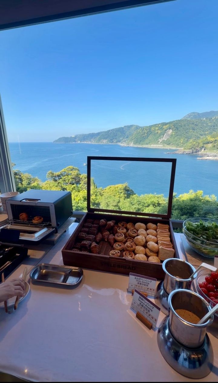 朝食はブッフェ。朝の海も美しい
