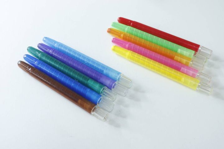 ダイソーの回すと芯が出るクレヨン（5本、寒色）と回すと芯が出るクレヨン（5本、暖色）のビジュアル