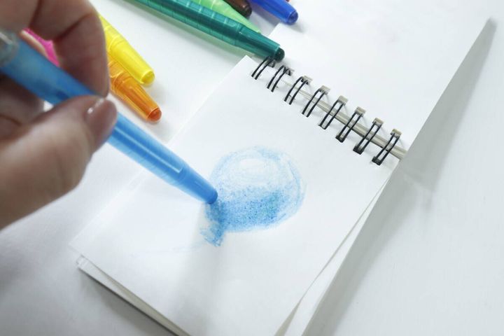ダイソーの回すと芯が出るクレヨン（5本、寒色）と回すと芯が出るクレヨン（5本、暖色）の使用例