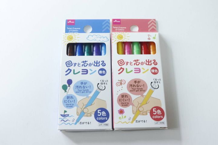 ダイソーの回すと芯が出るクレヨン（5本、寒色）と回すと芯が出るクレヨン（5本、暖色）のパッケージ