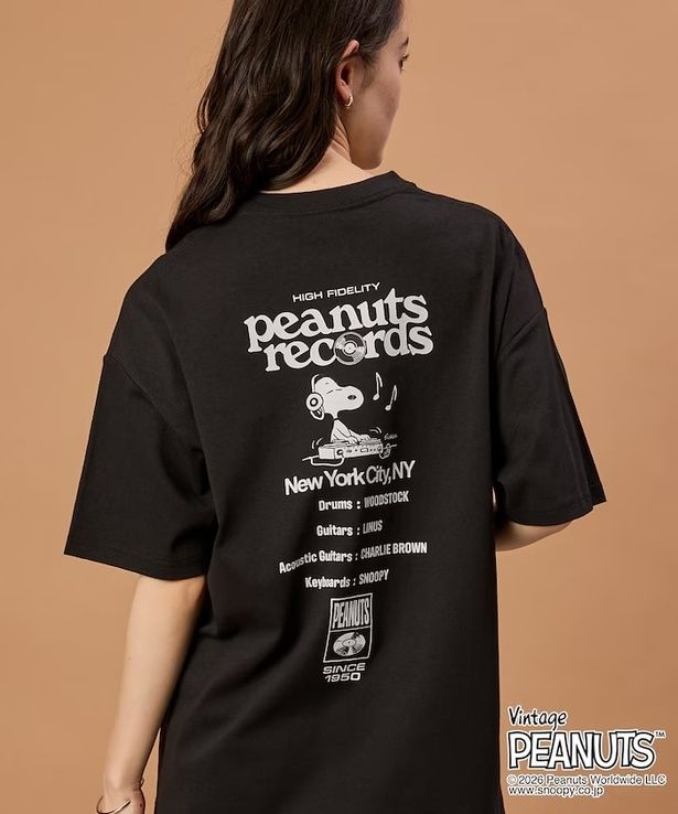 「PEANUTS/ピーナッツ 別注 ビッグシルエット バックプリント クルーネックTシャツ/Records 【限定展開】(ブラック)」(4994円)