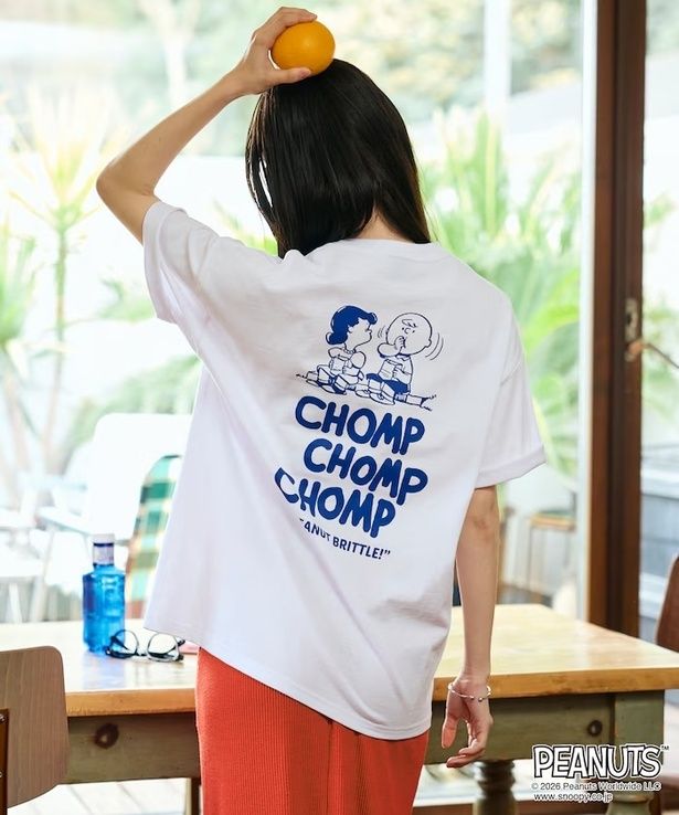 「PEANUTS/ピーナッツ 別注 ビッグシルエット バックプリント クルーネックTシャツ/CHOMP 【限定展開】(ホワイト)」(4994円)
