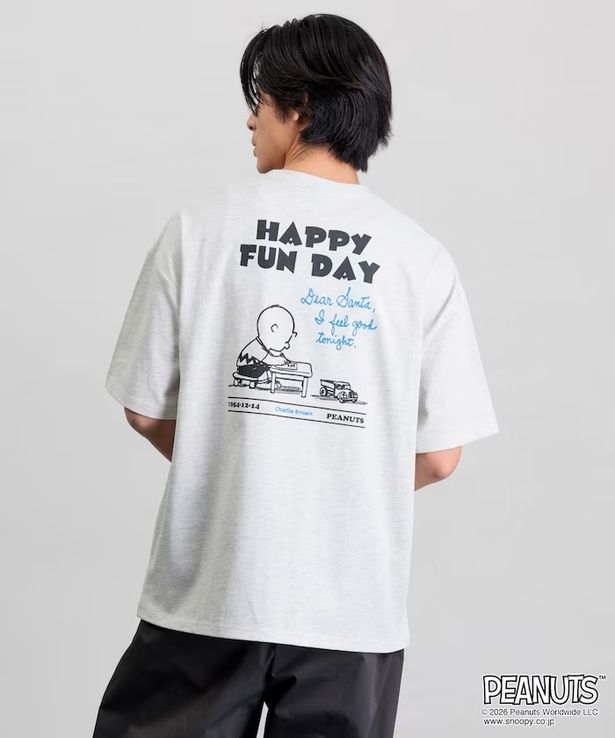 「PEANUTS/ピーナッツ 別注 ビッグシルエット バックプリント クルーネックTシャツ/HAPPY FUN DAY 【限定展開】(アッシュグレー)」(4994円)