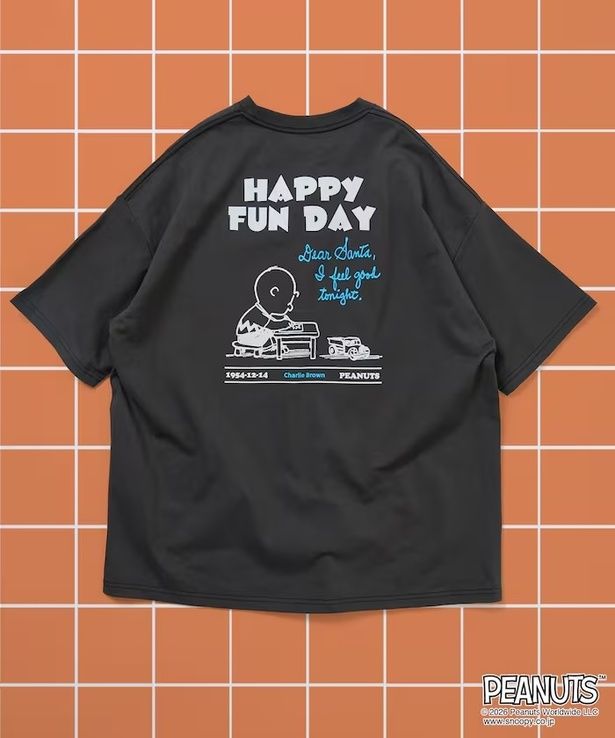 「PEANUTS/ピーナッツ 別注 ビッグシルエット バックプリント クルーネックTシャツ/HAPPY FUN DAY 【限定展開】(スミクロ)」(4994円)