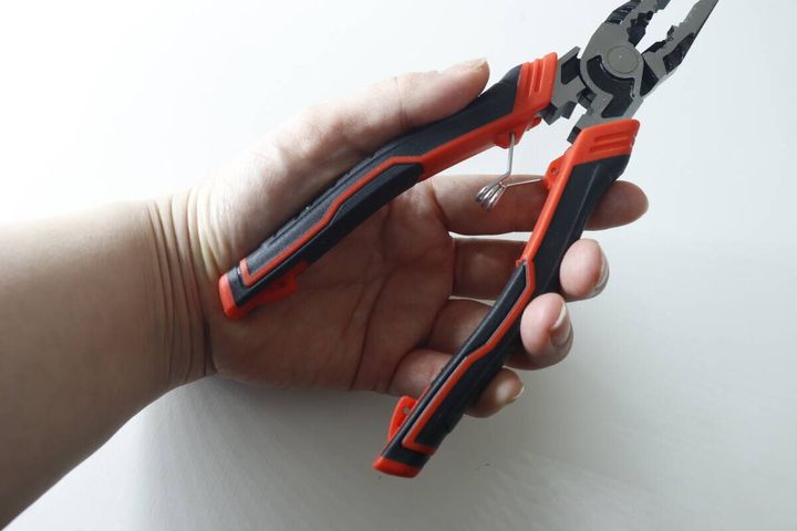ダイソーの多機能ペンチのグリップ