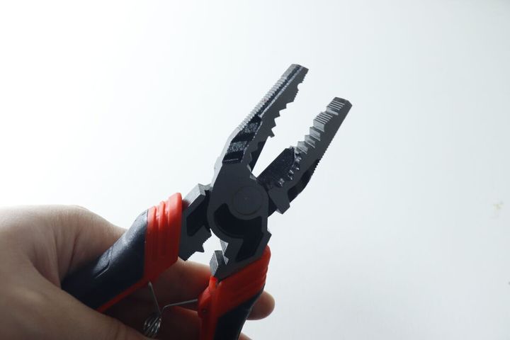 ダイソーの多機能ペンチは1つ7役で使える