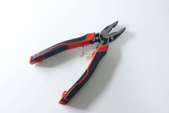 ダイソーの700円の多機能ペンチ