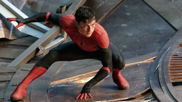 愛する人たちを救うため、つらい決断をするピーター(『スパイダーマン：ノー・ウェイ・ホーム』) [c]Everett Collection/AFLO