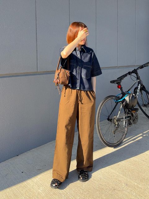 リネンブレンドイージーパンツとデニムシャツのコーデ