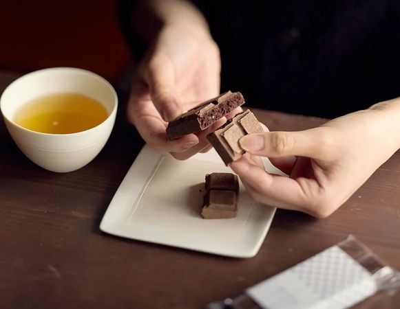 外はシャリッ、中はほろっと。老舗和菓子屋の「丸三老舗」が、「タブレット羊羹」を開発！