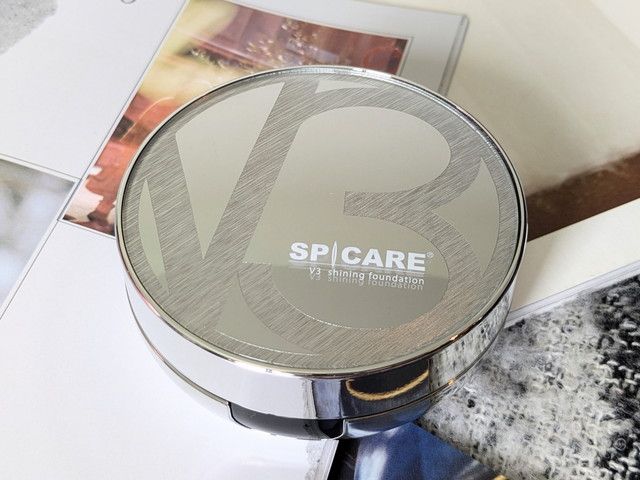 V3 シャイニング ファンデーションのパッケージ別アングル