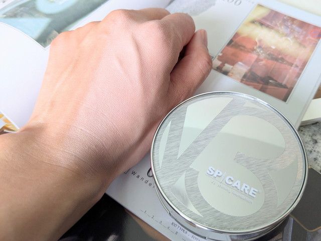 V3 ブリリアント ファンデーションを手の甲にのせた様子とパッケージ
