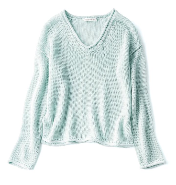 ニット¥22,000／バナナ・リパブリック