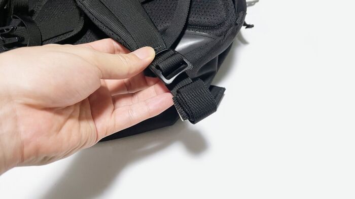 「リュックの紐、ブラブラして邪魔」問題は〈100均アイテム〉で解決！使ってみると…超便利♪