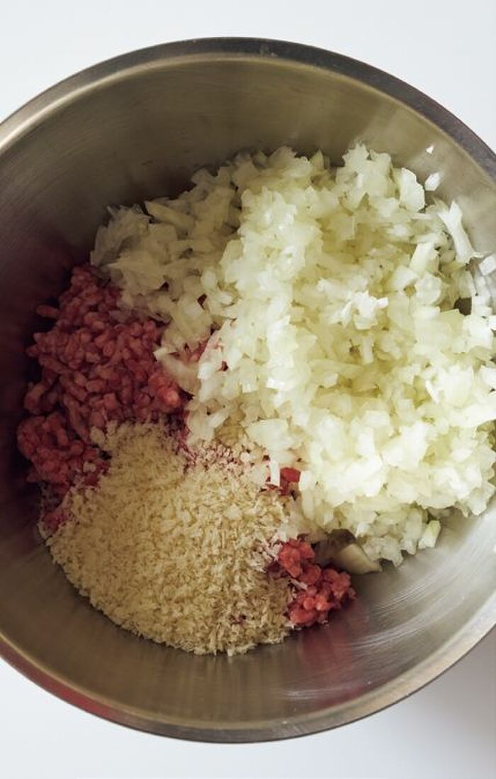 「玉ねぎ炒めないの！？」生のまま入れたら…ハンバーグが“肉汁じゅわっ”で別モノ級に！