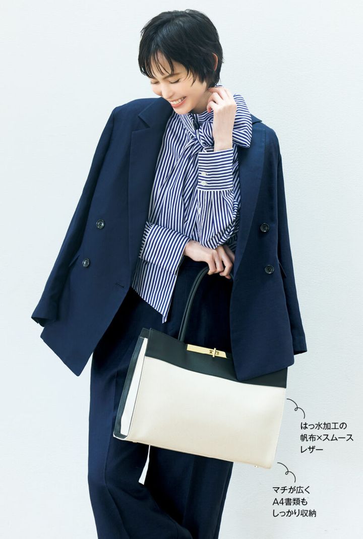 白×黒のクリーンなデザイン。美しさと機能を兼ね備えたバッグで余裕で通勤。バッグ3万6300円（サムウェア ステュディオ／エルディスト ショールーム） ジャケット4万2900円、パンツ2万9700円（ともにマルティニーク／マルティニーク ルミネ横浜） ボウタイシャツ5万600円（オブリオ）