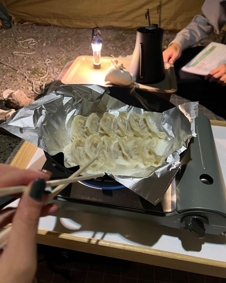 キャンプに持って行き、岩鉄鉄器のダクタイルパンで冷凍餃子を焼いている様子