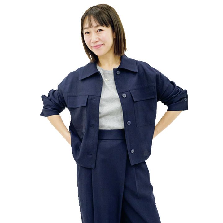ノークのジャケットを試着するVERYスタッフ