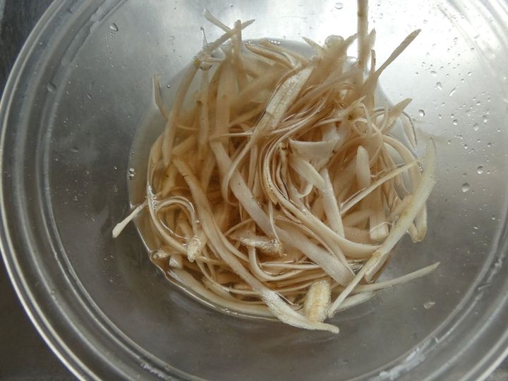 食感が楽しい！「パリパリごぼうとサニーレタスのサラダ」