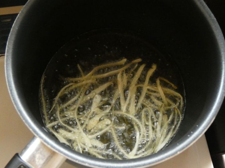 食感が楽しい！「パリパリごぼうとサニーレタスのサラダ」