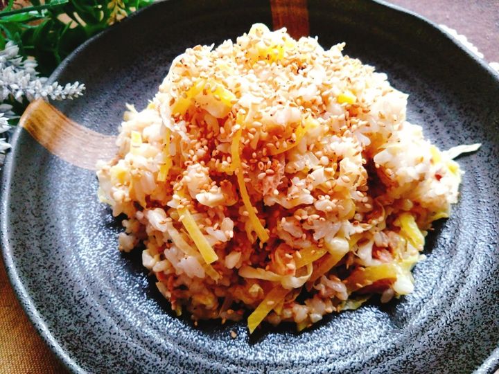 黄色に緑で色も綺麗！たくあん春キャベツツナ混ぜご飯