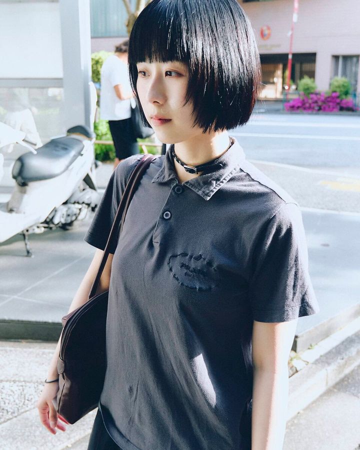 【20代スナップ＠代官山】トップスから足元まで過不足ないシンプルモノトーンコーデ