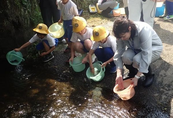 【茨城県北茨城市】NOKのグループ3社が「アユ稚魚放流体験活動」に協賛・参画。地元小学生とアユを放流