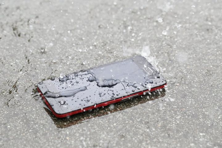 スマホが水没したときの対処法とは？（画像はイメージ）