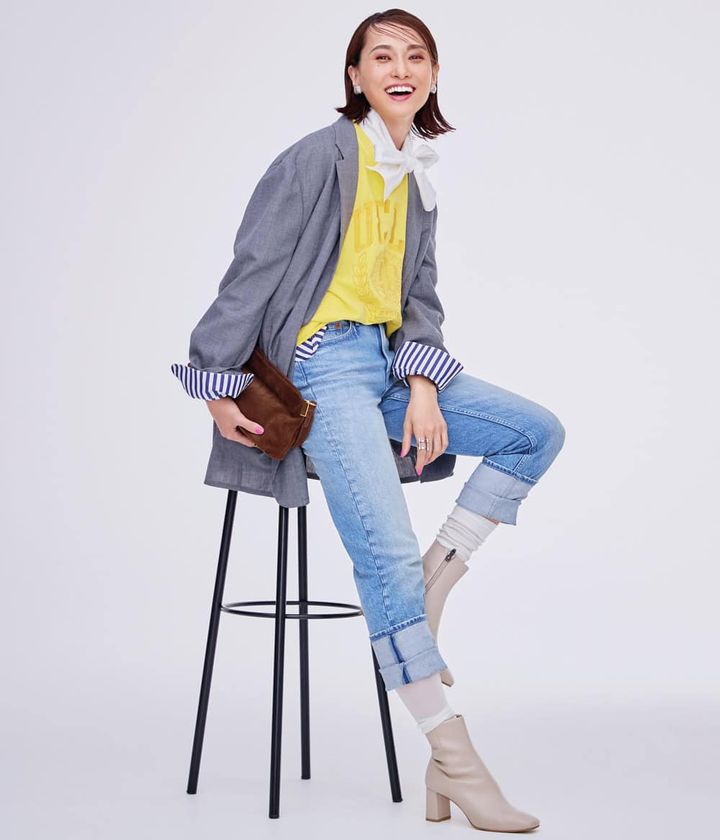 小濱なつき デニムパンツ ジャケット スウェット タイ付きシャツ ショートブーツ コーデ