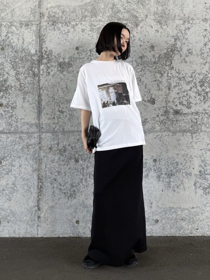 2026夏白グラフィックT×黒タイトスカートコーデ