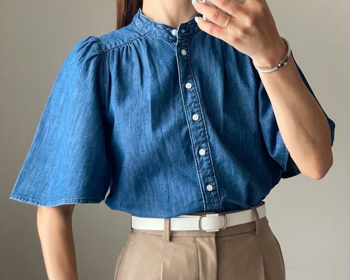 H＆M デニムブラウス デニムブルーを着用した女性