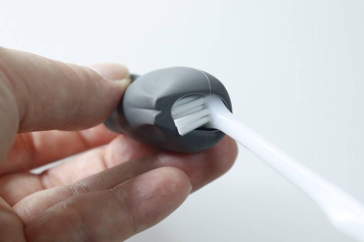 ダイソーのシリコーン歯ブラシキャップ（MEOW、2個）使用例1