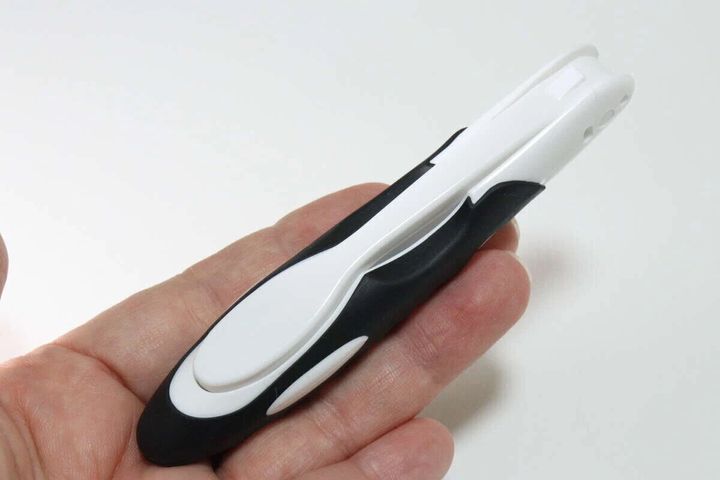 ダイソーの折りたたみ歯ブラシ（モノトーン）