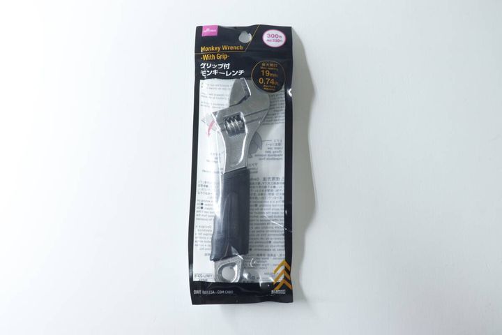 ダイソーのモンキーレンチ（グリップ付）パッケージ