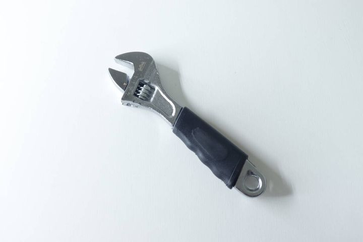 ダイソーのモンキーレンチ（グリップ付）