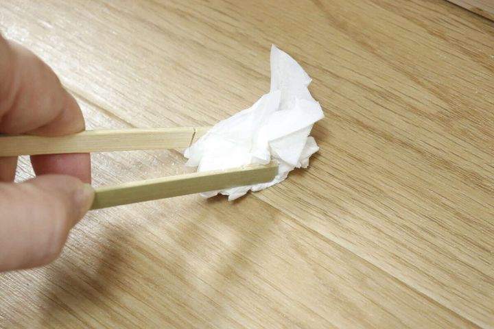 セリアのお掃除用ミニトングの使用例