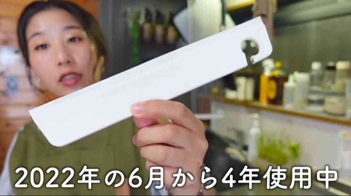 セリア┃タオルバーにかけられるスクイージー