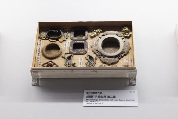 重要文化 財百工比照第三号箱第六架 釘隠引手等金具 第二重／江戸時代・17～18世紀 前田育徳会蔵
