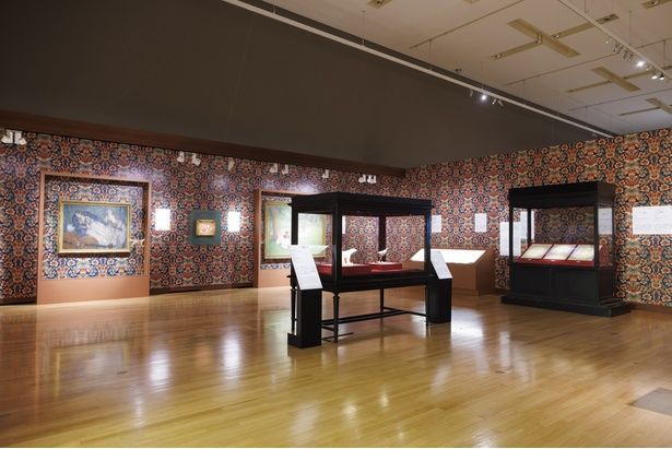 クライマックスの展示室は、旧前田家本邸洋館・大客室を再現。「百万石！加賀前田家」展示風景のコピー