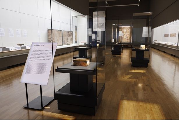 書画が並ぶ展示室の中央に、名工たちが残した加賀蒔絵の名品が展示されている。「百万石！加賀前田家」展示風景