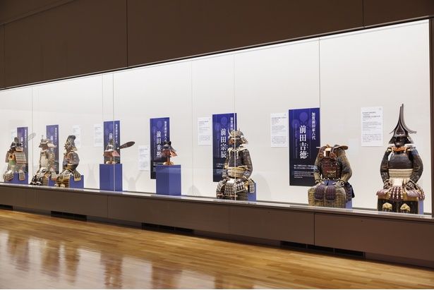 歴代当主の甲冑がずらっと並ぶ第1章。「百万石！加賀前田家」展示風景