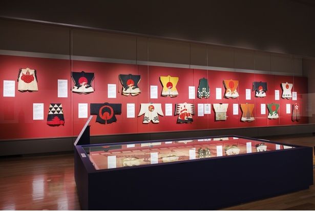 歴代当主の鮮やかで個性的デザインが光る陣羽織。「百万石！加賀前田家」展示風景