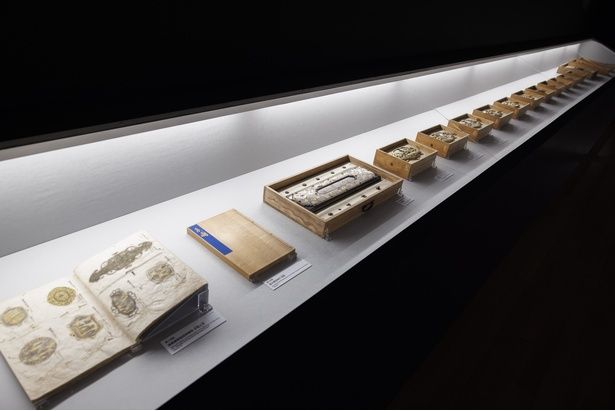 工芸の魅力を伝える「百工比照」。「百万石！加賀前田家」展示風景