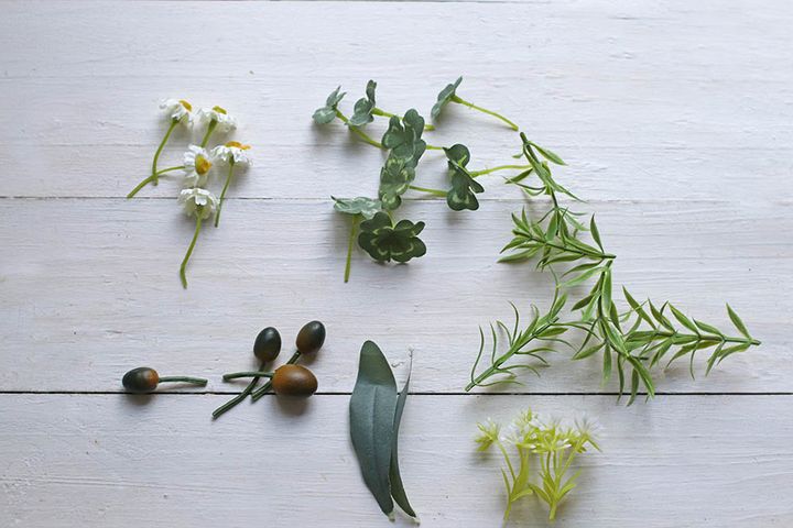 造花の茎をカット