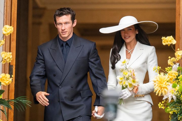 デュア・リパとカラム・ターナーが結婚！ ロンドンの役所で挙式 写真：Backgrid／アフロ width=