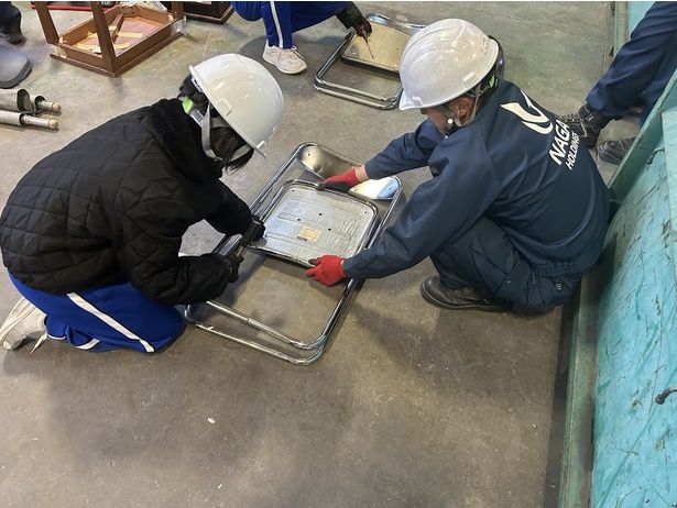 中学生の体験学習では実際にイスを分解してリサイクル