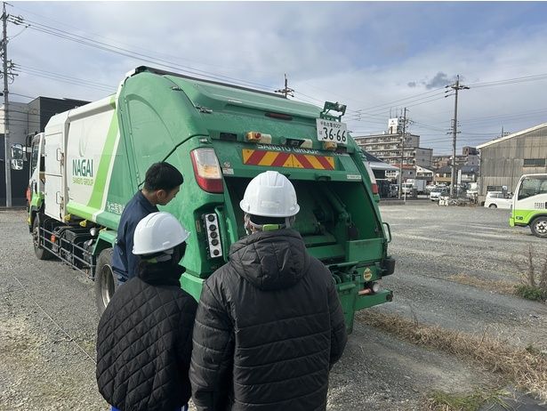 ごみ収集車への乗車も体験