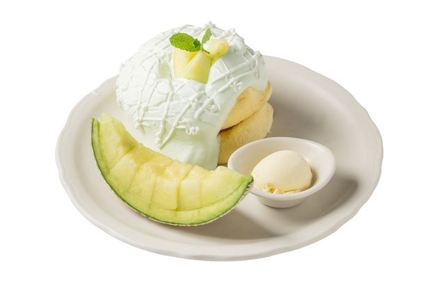 カットメロンをたっぷりあしらった「ふわふわメロンパンケーキ」